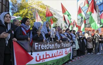 المشاركون رفعوا العلم الفلسطيني ولافتات تطالب بوقف دعم الاحتلال عسكريا