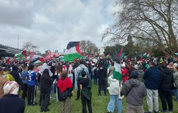 المتظاهرون رفعوا لافتات تنادي بوقف الحرب وتحرير فلسطين