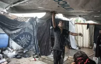 معاناة النازحين داخل الخيام  في غزة مع تساقط الأمطار