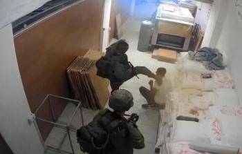 جنود من جيش الاحتلال خلال مداهمتهم مخبزاً واعتدائهم بالضرب على أحد الشبان