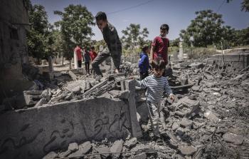 في حيِّ الشيخ رضوان... قبور منتهكة ورفات متناثرة أمام عيادة مدمِّرة