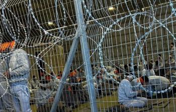 ظروف قاسية يعيشها الأسرى الفلسطينيون في سجون الاحتلال