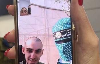 كتائب القسام وأحد أسرى الاحتلال خلال مكالمة مرئية مع عائلة الأسير قبيل الإفراج عنه ضمن صفقة التبادل