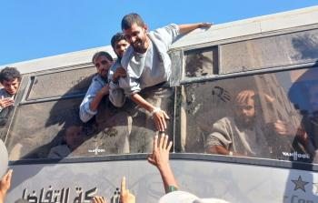 لحظة وصول الأسرى المحررين إلى غزة