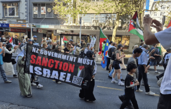 المشاركون في الوقفة طالبوا بفرض عقوبات على الاحتلال التزاماً بقرارات محكمة العدل الدولية