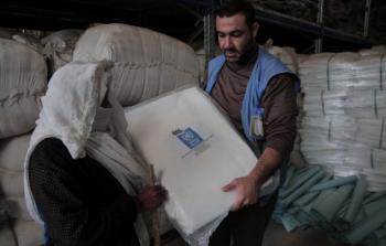 موظف من وكالة الأونروا في أحد نقاط توزيع الشوادر