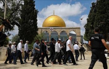 عشرات المستوطنين يقتحمون باحات المسجد الأقصى