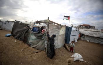 ظروف قاسية يعيشها النازحون داخل الخيام جراء تساقط الأمطار