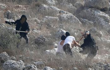 المستوطنون ثقبوا إطارات الجرارات الزراعية ورشقوا المزارعين بالحجارة