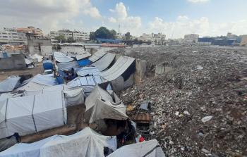 خيام هشة يعيشها فيها نازحون من قطاع غزة قرب مكب نفايات