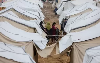 ظروف قاسية يعيشها النازحون داخل الخيام جراء تساقط الأمطار