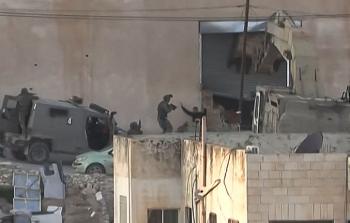 شهيدا جنين أثناء تسليم نفسيهما وقبيل إعدامهما