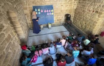 طلبة يعودون للدراسة في مدرسة الكمالية الأثرية بحي الزيتون في مدينة غزة