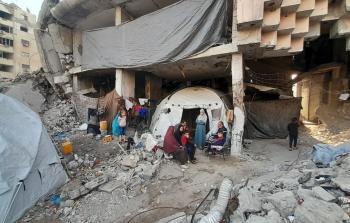 سامي حسين رجل خمسيني أمام خيمته المهترئة في حي الرمال الشمالي