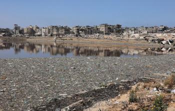 تراكم النفايات يجذب البعوض والحشرات في غزة