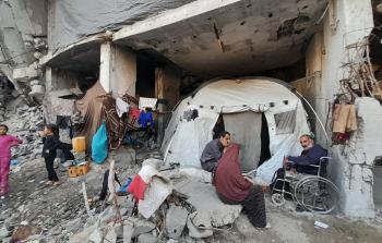 عائلة تسكن في خيمة داخل برج آيل للسقوط