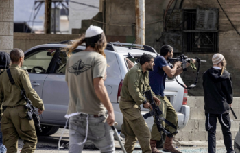 صورة توثق اعتداءات المستوطنين بحماية قوات الاحتلال في الضفة الغربية