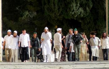 المستوطنون يقتحمون الأقصى على شكل مجموعات متتالية ترافقهم عناصر من قوات الاحتلال