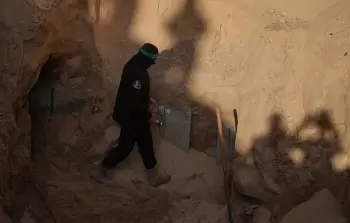 أحد عناصر كتائب القسام أمام أحد الأنفاق في قطاع غزة (أرشيفية)