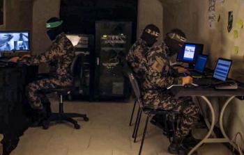عناصر من وحدة السايبر في كتائب الشهيد عز الدين القسام