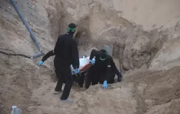 صورة أرشيفية أثناء استخراج كتائب القسام جثة أسير 