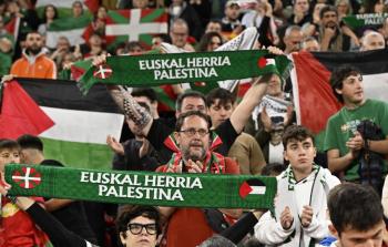 الجماهير رفعت العلم الفلسطيني خلال المباراة تضامنا مع غزة