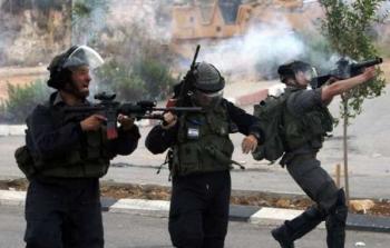 جنود الاحتلال يطلقون الرصاص تجاه الشبان خلال اعتداءاتهم المتواصلة في الضفة والقدس