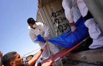 صورة أرشفية توثق وصول جثامين شهداء أسرى إلى قطاع غزة