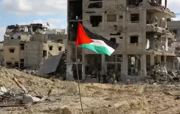 علم فلسطين يرفرف فوق الدمار الذي خلّفه الاحتلال في غزَّة