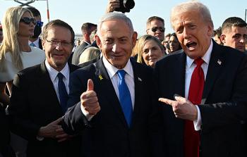 نتنياهو يتوسط الرئيس الأمريكي ورئيس دولة الاحتلال