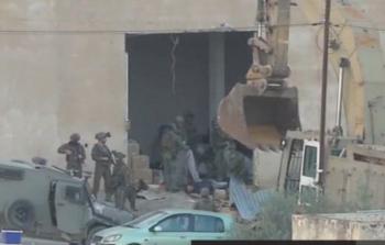 صورة من محاصرة المنزل وإعدام الشابين