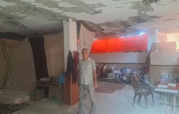 النازح وائل محمد اضطر للعيش في قبو مسجد مدمّر في غزّة