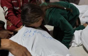 طفلة تودع والدها الذي ارتقى شهيدًا في قصف الاحتلال على غزة