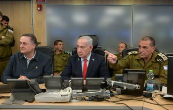 وزير الحرب يسرائيل كاتس، ورئيس حكومة الاحتلال بنيامين نتنياهو، ورئيس الأركان إيال زامير خلال اجتماع