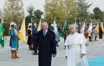 الرئيس التركي رجب طيب أردوغان مستقبلا البابا ليو الـ14 لحضور اجتماع في القصر الرئاسي بأنقرة