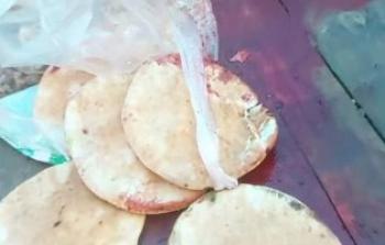 خبز ملطخ بالدماء بعد قصف الاحتلال الأهالي الذين كانوا ينتظرون دورهم أمام أحد المخابز بغزة