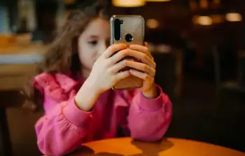 ميتا أخفت نتائج دراسات داخلية أثبتت وجود علاقة بين استخدام منصاتها وتزايد القلق والاكتئاب