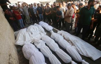 صورة أرشيفية توثق وداع أهالي غزة لأبنائهم الذين ارتقوا شهداء في قصف الاحتلال