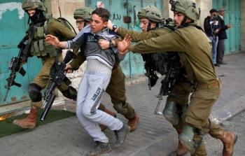 قوات الاحتلال خلال اعتقالها طفل في الضفة الغربية