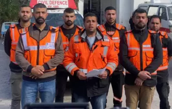 محمود بصل المتحدث باسم الدفاع المدني في غزة (وسط) خلال إلقاء بيان للجهاز أمام الصحافيين (الدفاع المدني في غزة)