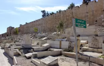حطمت مجموعة من المستوطنين عددا من القبور في مقبرة باب الرحمة، أمس الاثنين