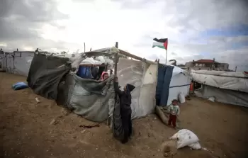 اهتراء خيام النازحين في غزة وظروف قاسية يعيشونها مع اقتراب فصل الشتاء