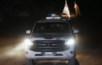صورة توثيقية لمركبات اللجنة الدولية للصليب الأحمر في طريقها لتسليم جثث أسرى إسرائيليين