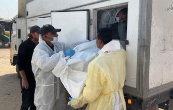 وصول جثامين 15 شهيدًا إلى مجمع ناصر الطبي، أفرج عنهم الاحتلال