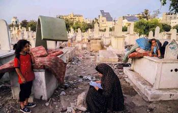 عائلات أُجبرت على العيش بين القبور في غزة