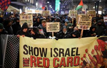 رفع المحتجون لافتات كُتب عليها 