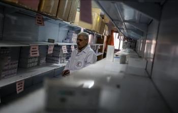 يواصل الاحتلال منع إدخال الأدوية إلى قطاع غزة وسط تحذيرات طبية شديدة من تدهور المنظومة الصحية