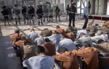 ظروف قاسية يعيشها الأسرى الفلسطينيون في سجون الاحتلال