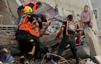 الدفاع المدني خلال عملية انتشال جثامين شهداء من تحت الأنقاض في غزة
