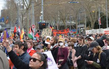المشاركون في المسيرة رددوا هتافات تطالب بفرض عقوبات على الاحتلال